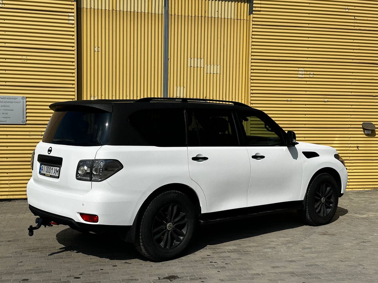 Toyota FJ Cruiser у покритті LINE-X біля сервісного центру
